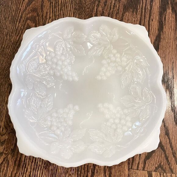 EUC Milk Glass Grape Leaf Square Dish Bowl Anchor Hocking Vintage - Picture 1 of 4